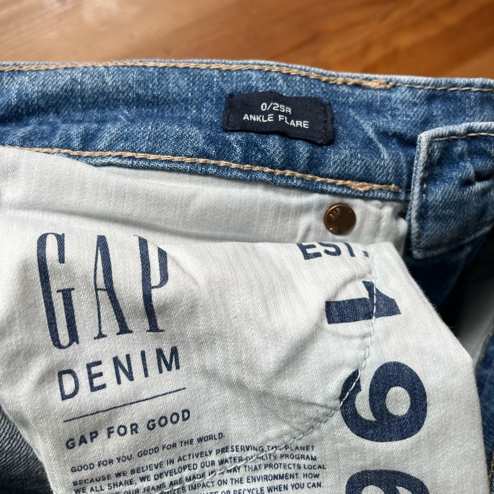 GAP Women’s Straight Ankle Flare Raw Hem Jeans in Light Blue size 0/25R - Picture 3 of 4